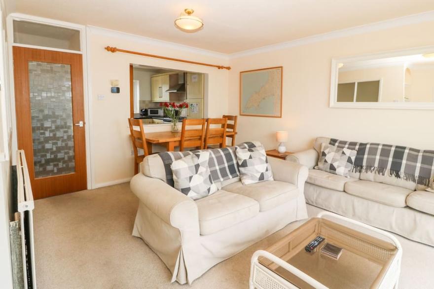 11 MIN Y MOR, pet friendly, country holiday cottage in Pwllheli