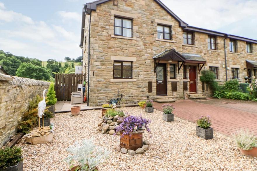 14 THE MALTINGS, pet friendly, with a garden in Rothbury