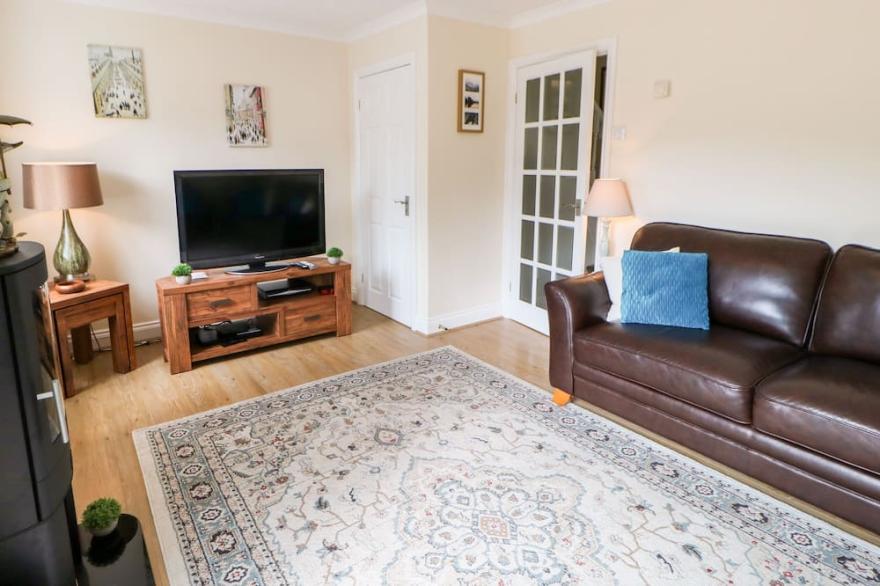 14 THE MALTINGS, pet friendly, with a garden in Rothbury