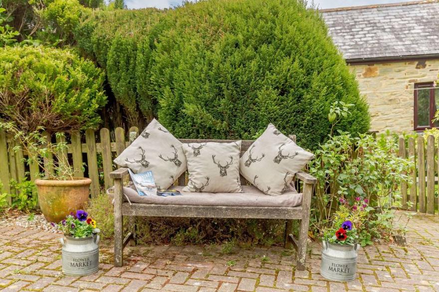 WAGTAIL COTTAGE, family friendly, with open fire in East Taphouse