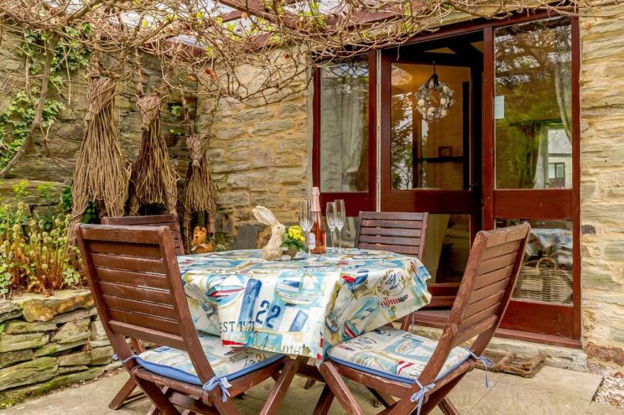 WAGTAIL COTTAGE, family friendly, with open fire in East Taphouse