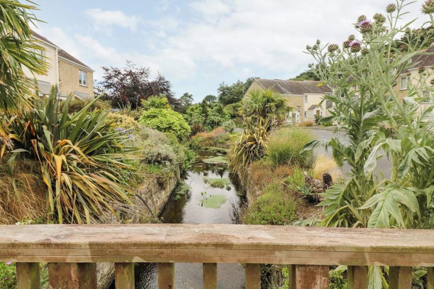 ROSEMARY COTTAGE, pet friendly, with a garden in Falmouth