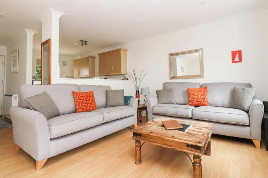 ROSEMARY COTTAGE, pet friendly, with a garden in Falmouth