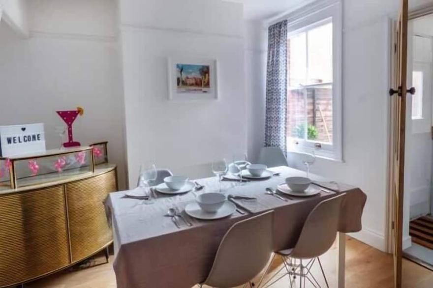 DUTCH COTTAGE, pet friendly, with a garden in Colchester