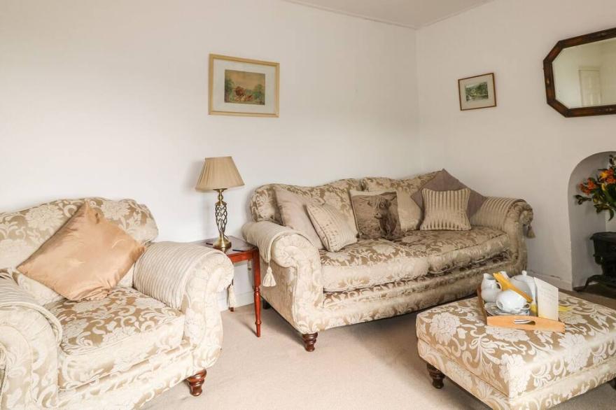 PENROSE FARM COTT, pet friendly, with a garden in St Keverne