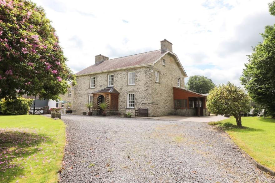 DOLAU FARMHOUSE, family friendly, with a garden in Lampeter