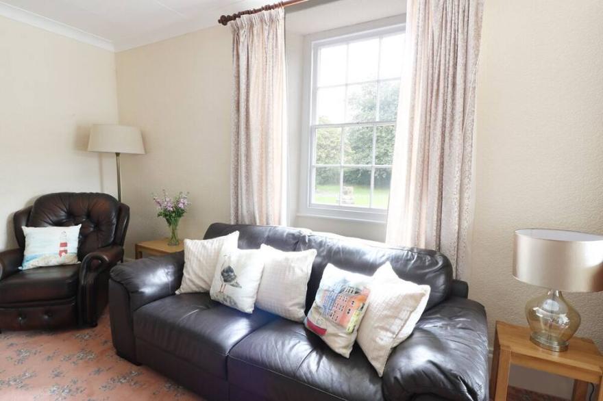 DOLAU FARMHOUSE, family friendly, with a garden in Lampeter