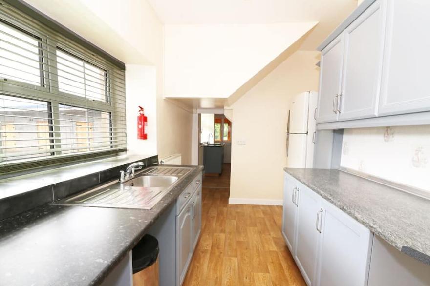 DOLAU FARMHOUSE, family friendly, with a garden in Lampeter