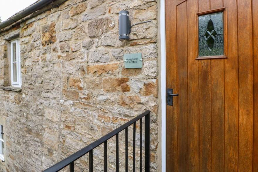MARGARET'S COTTAGE, pet friendly, with open fire in Low Row