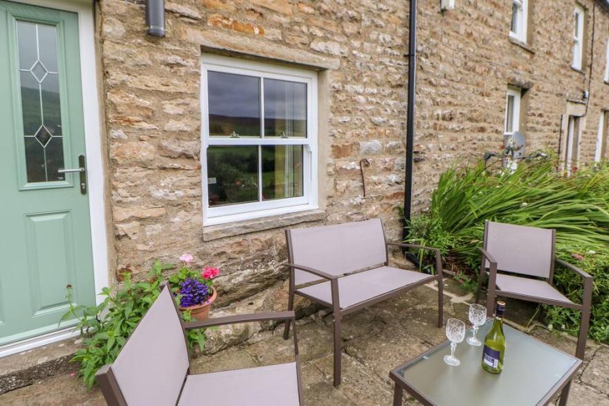 MARGARET'S COTTAGE, pet friendly, with open fire in Low Row