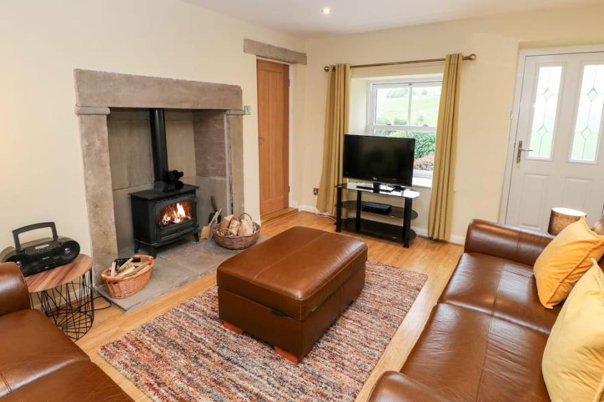 MARGARET'S COTTAGE, pet friendly, with open fire in Low Row