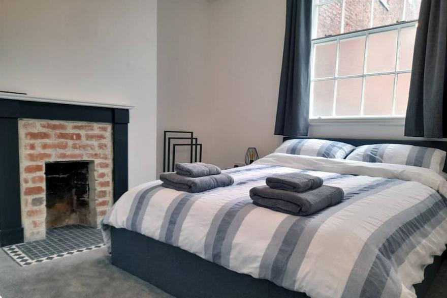 Luxury apartment on the historic Rows, less than 100 metres from Eastgate Clock