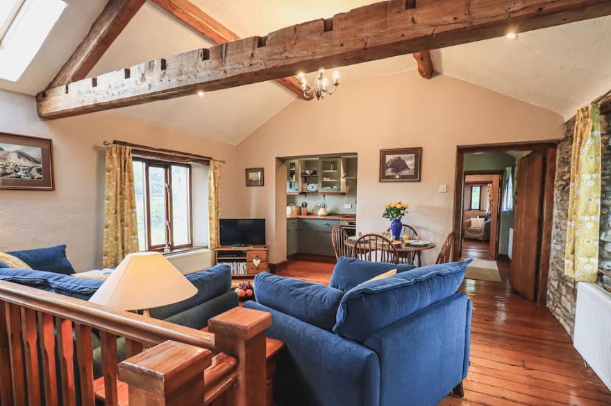 HOLLINS FARM BARN, character holiday cottage in New Hutton