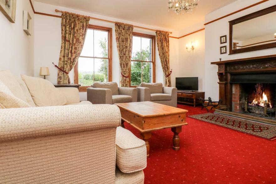 PENARE HOUSE, pet friendly, country holiday cottage in Mevagissey