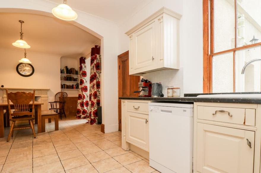 PENARE HOUSE, pet friendly, country holiday cottage in Mevagissey