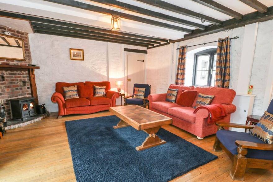 THE CORN STORE, pet friendly, character holiday cottage in Carrog