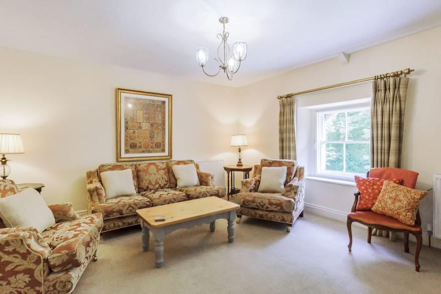 GARDENERS COTTAGE, pet friendly, luxury holiday cottage in Bellingham