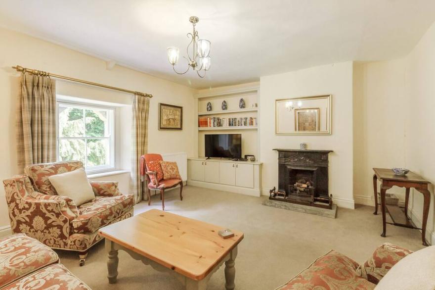 GARDENERS COTTAGE, pet friendly, luxury holiday cottage in Bellingham