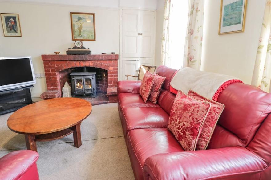 6 GLYN TERRACE, pet friendly, with open fire in Porthmadog