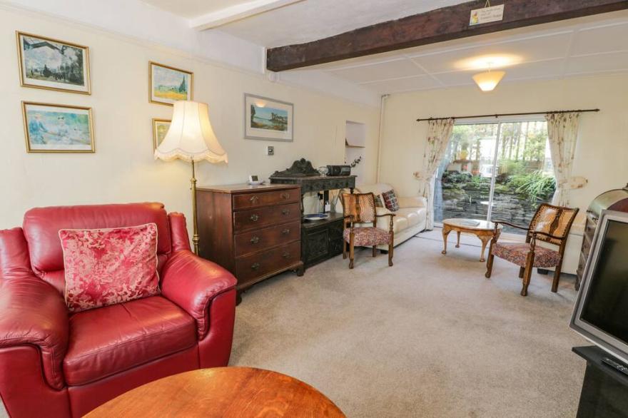 6 GLYN TERRACE, pet friendly, with open fire in Porthmadog
