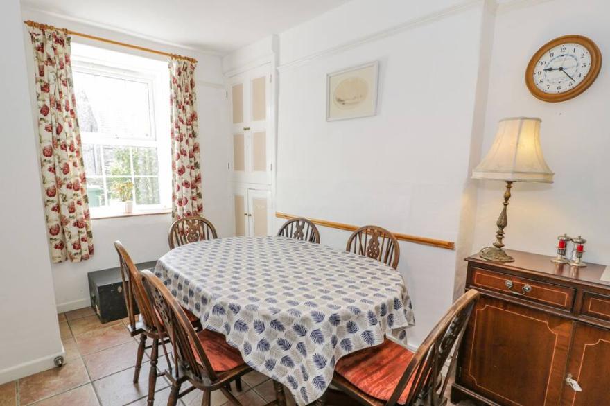 6 GLYN TERRACE, pet friendly, with open fire in Porthmadog
