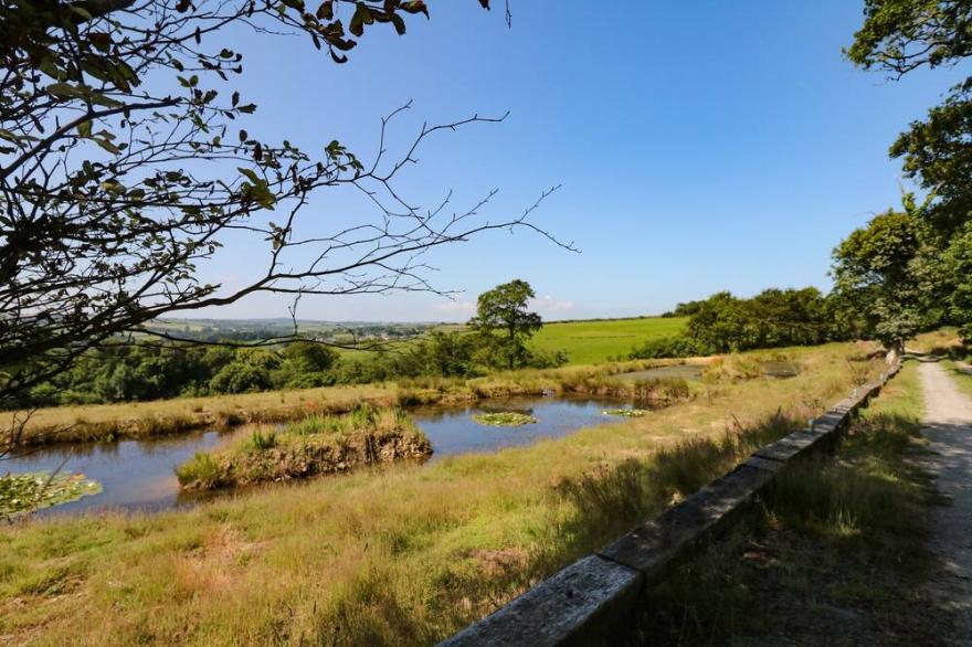 THE BARTON, pet friendly, with open fire in Bideford