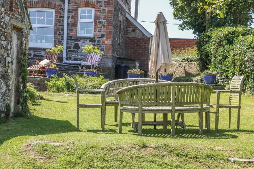 2 MENEFREDA COTTAGES, family friendly, with hot tub in Rock