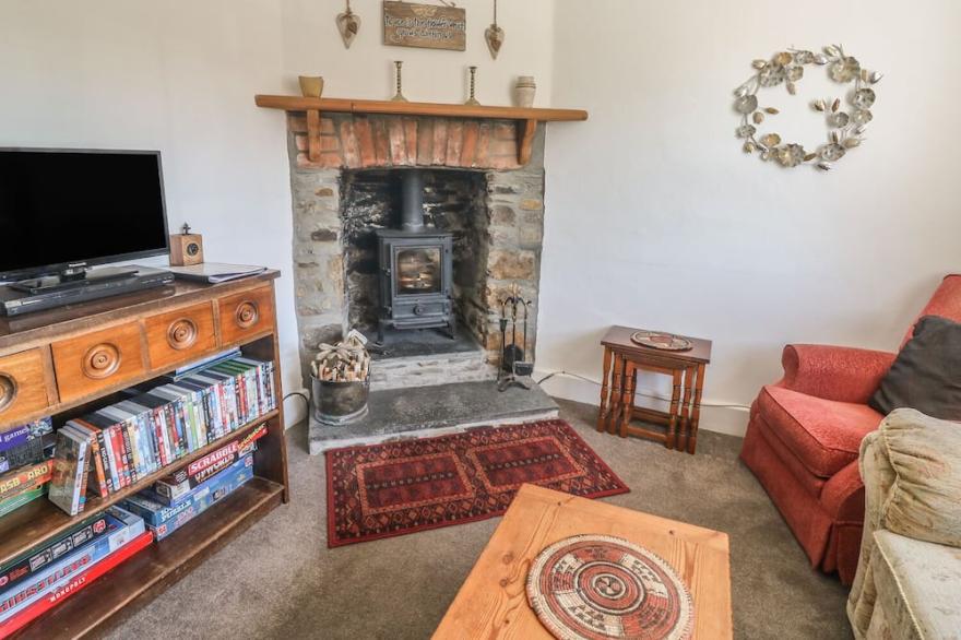 2 MENEFREDA COTTAGES, family friendly, with hot tub in Rock