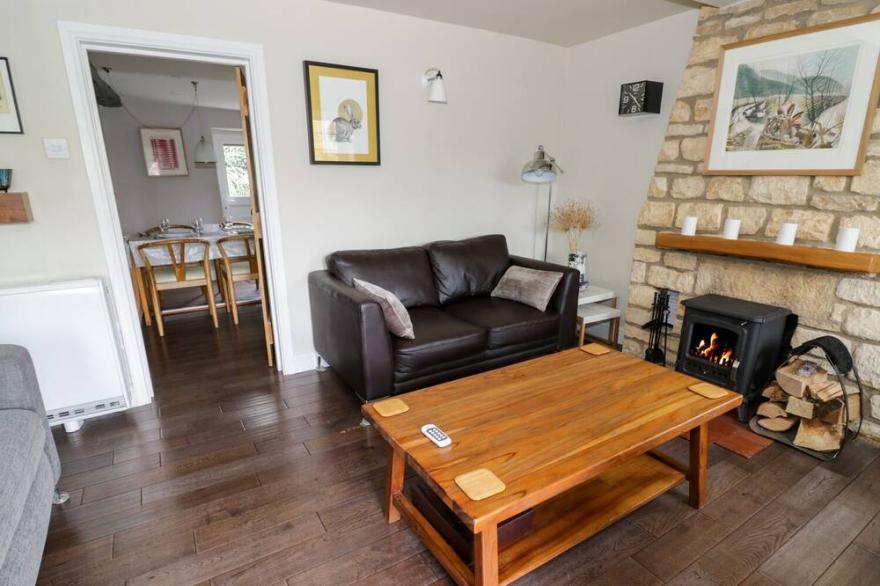 CAMPION COTTAGE, romantic, with open fire in Willersey
