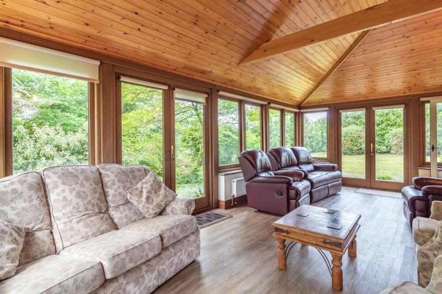 LYONS GREEN, pet friendly, luxury holiday cottage in Little Fransham