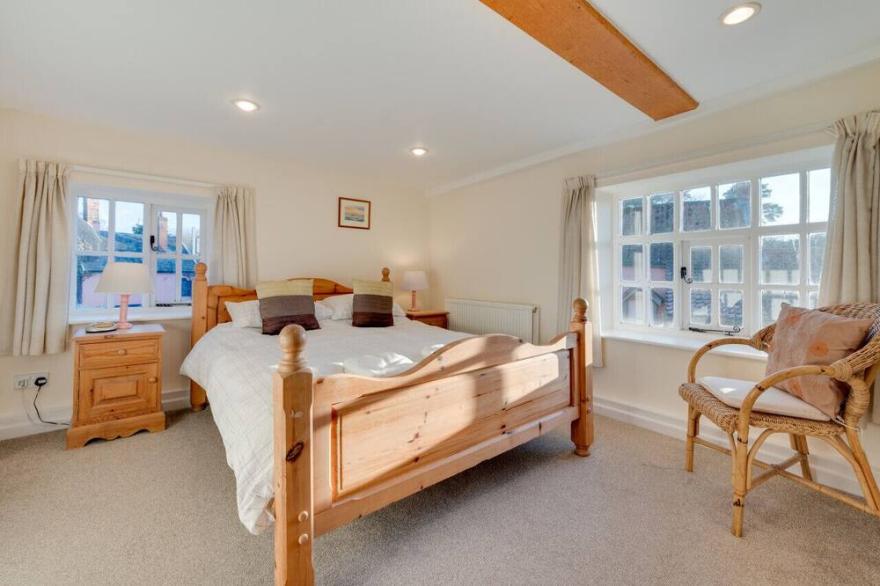 1 The Knoll - Three Bedroom House, Sleeps 6