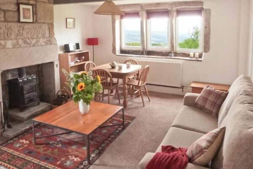 KNOWLE LODGE, pet friendly, character holiday cottage in Cragg Vale