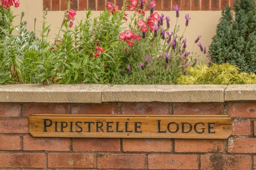 PIPISTRELLE LODGE, character holiday cottage in Plymtree