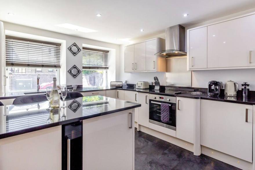QUEEN ANNE SUITE, family friendly, luxury holiday cottage in Stanhope