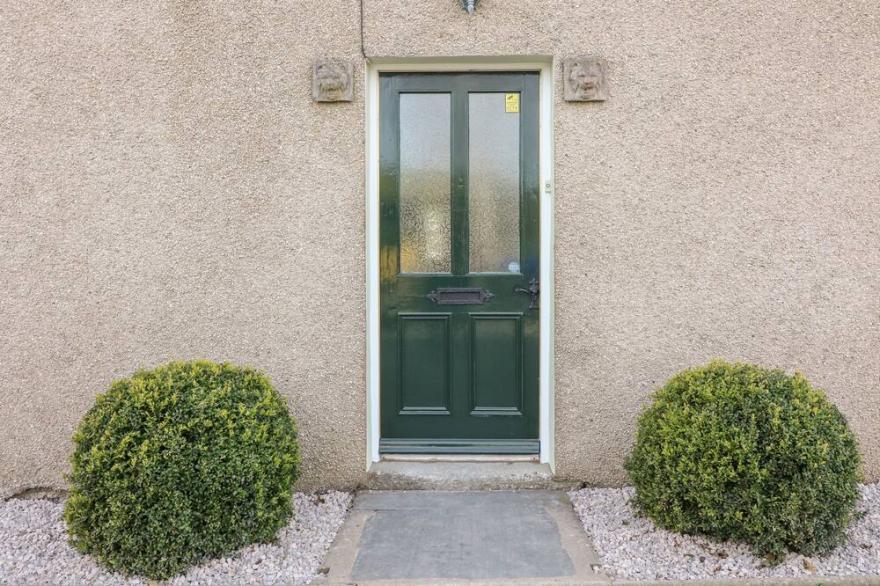 WAINGATE COTTAGE, pet friendly, with open fire in Flookburgh