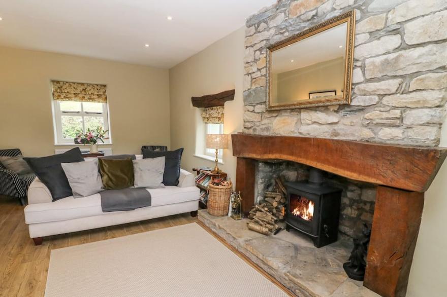 WAINGATE COTTAGE, pet friendly, with open fire in Flookburgh