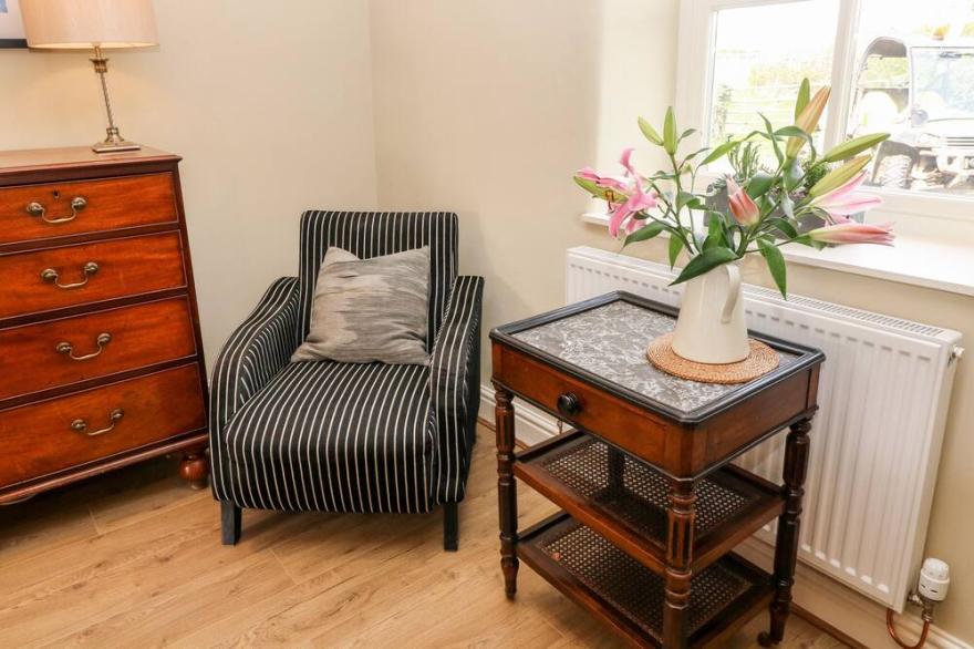WAINGATE COTTAGE, pet friendly, with open fire in Flookburgh