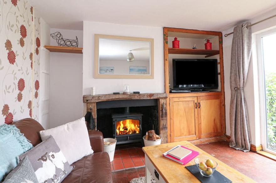 GRANGE FARM COTTAGE, pet friendly, with open fire in Sutton Bridge