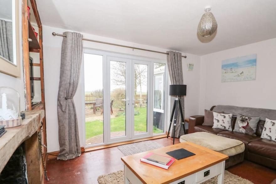 GRANGE FARM COTTAGE, pet friendly, with open fire in Sutton Bridge