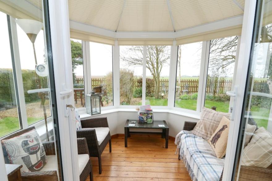 GRANGE FARM COTTAGE, pet friendly, with open fire in Sutton Bridge
