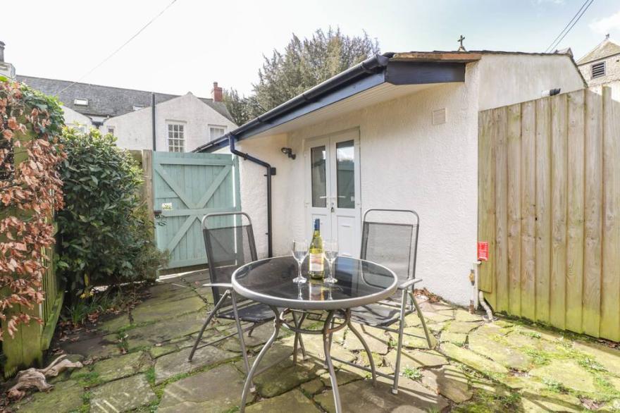 RECTORY COTTAGE, pet friendly, with a garden in Abergavenny