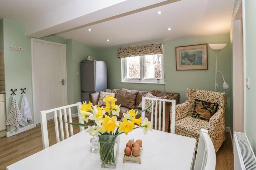 RECTORY COTTAGE, pet friendly, with a garden in Abergavenny