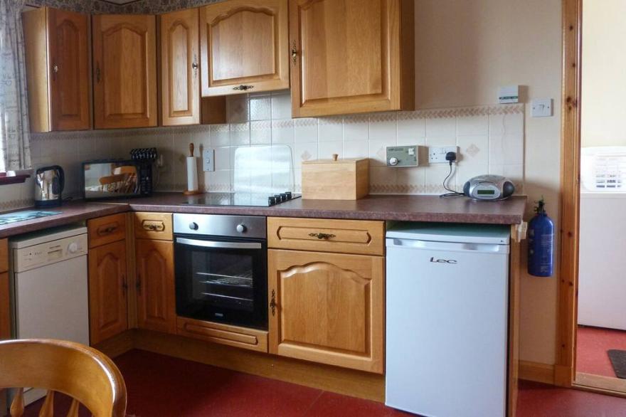 1 BAYVIEW BUNGALOW, character holiday cottage in Poolewe