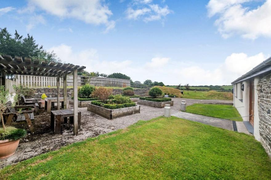 WARBROOK, family friendly, luxury holiday cottage in Bradworthy