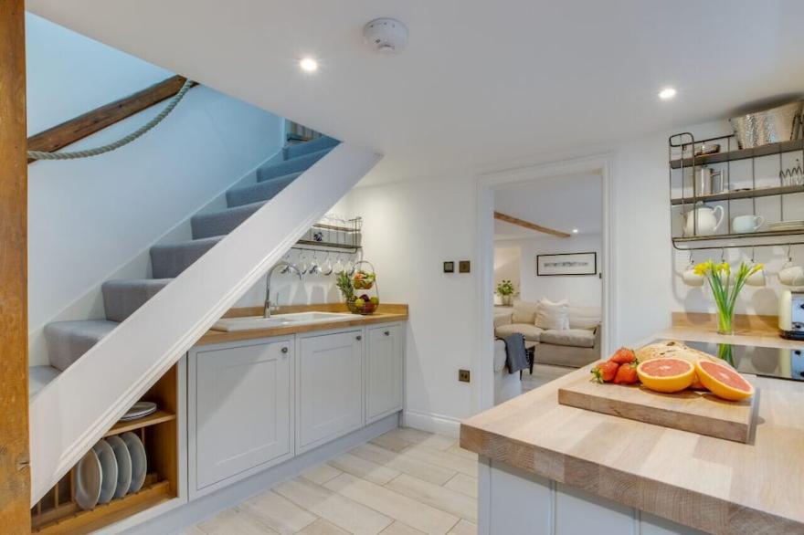 Captains Cottage - Three Bedroom House, Sleeps 4