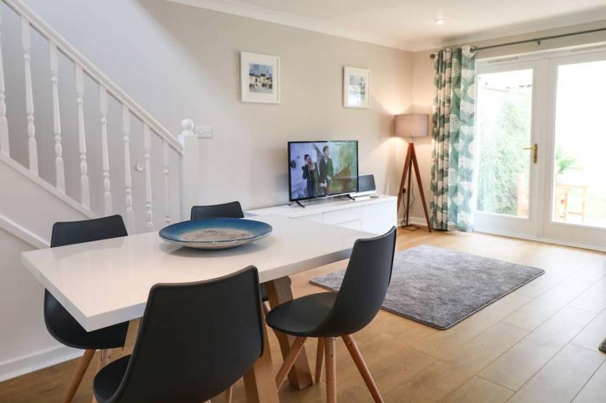 BREEZE COTTAGE, pet friendly, with a garden in Falmouth