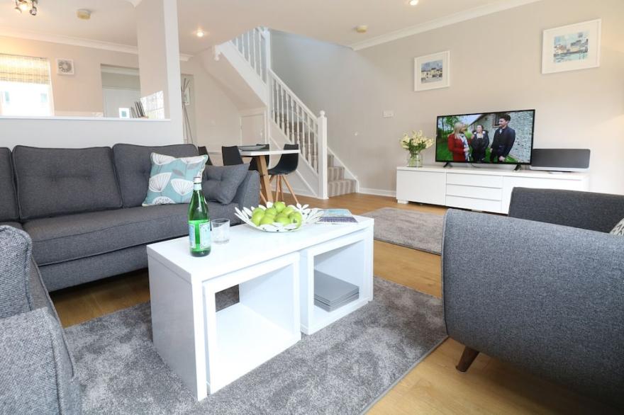 BREEZE COTTAGE, pet friendly, with a garden in Falmouth