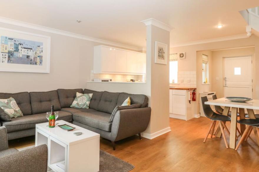 BREEZE COTTAGE, pet friendly, with a garden in Falmouth