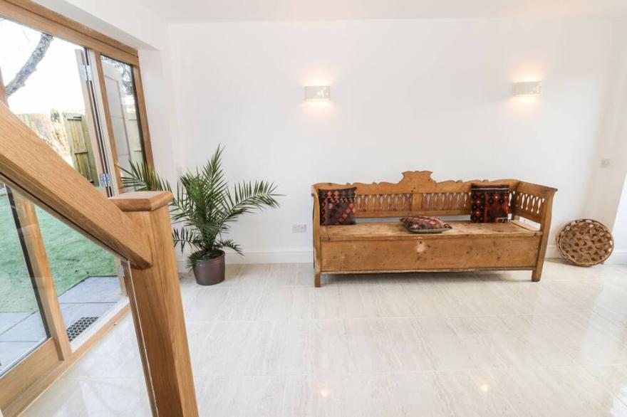 LOWER TUNDRIDGE COTTAGE, family friendly, with hot tub in Suckley