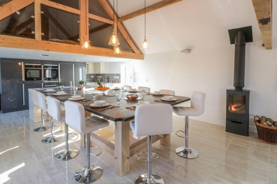 LOWER TUNDRIDGE COTTAGE, family friendly, with hot tub in Suckley